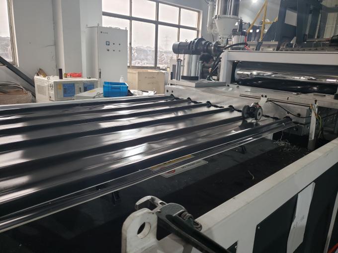 Linea di produzione di tegole corrugate in PP PVC Processo di estrusione del policarbonato 1