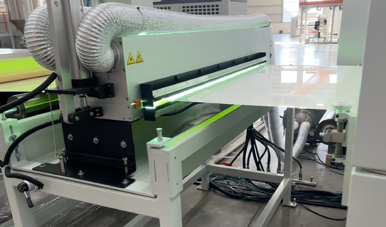 Acquistare Linea di estrusione di fogli decorativi PETG con capacità di uscita di 850 kg/h, spessore di 4*8 piedi*1 mm e struttura ABA online manufacture